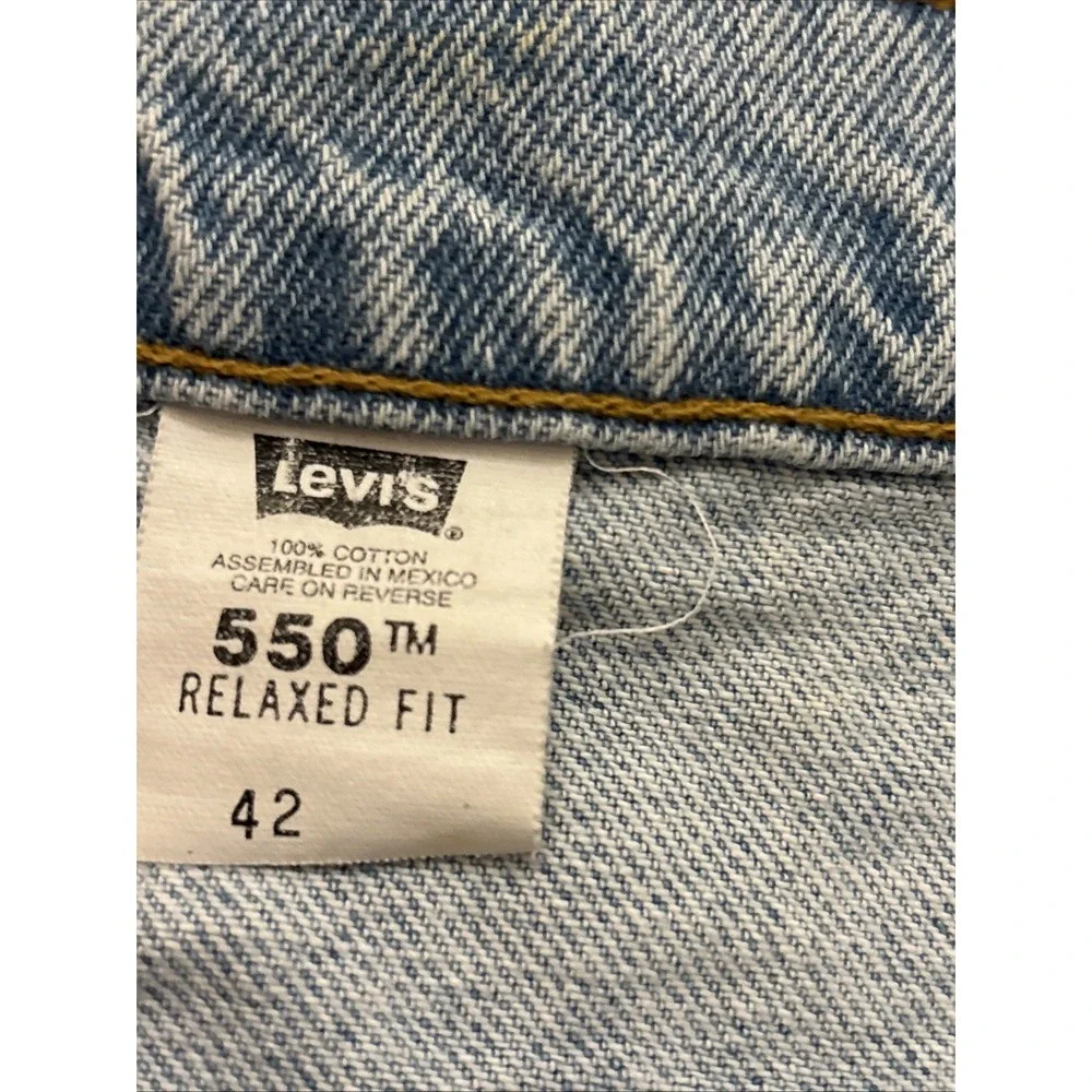 Vintage Levi's Men's 90's Denim Shorts Size 42 Light Wash 1995 550 Relaxed Fit